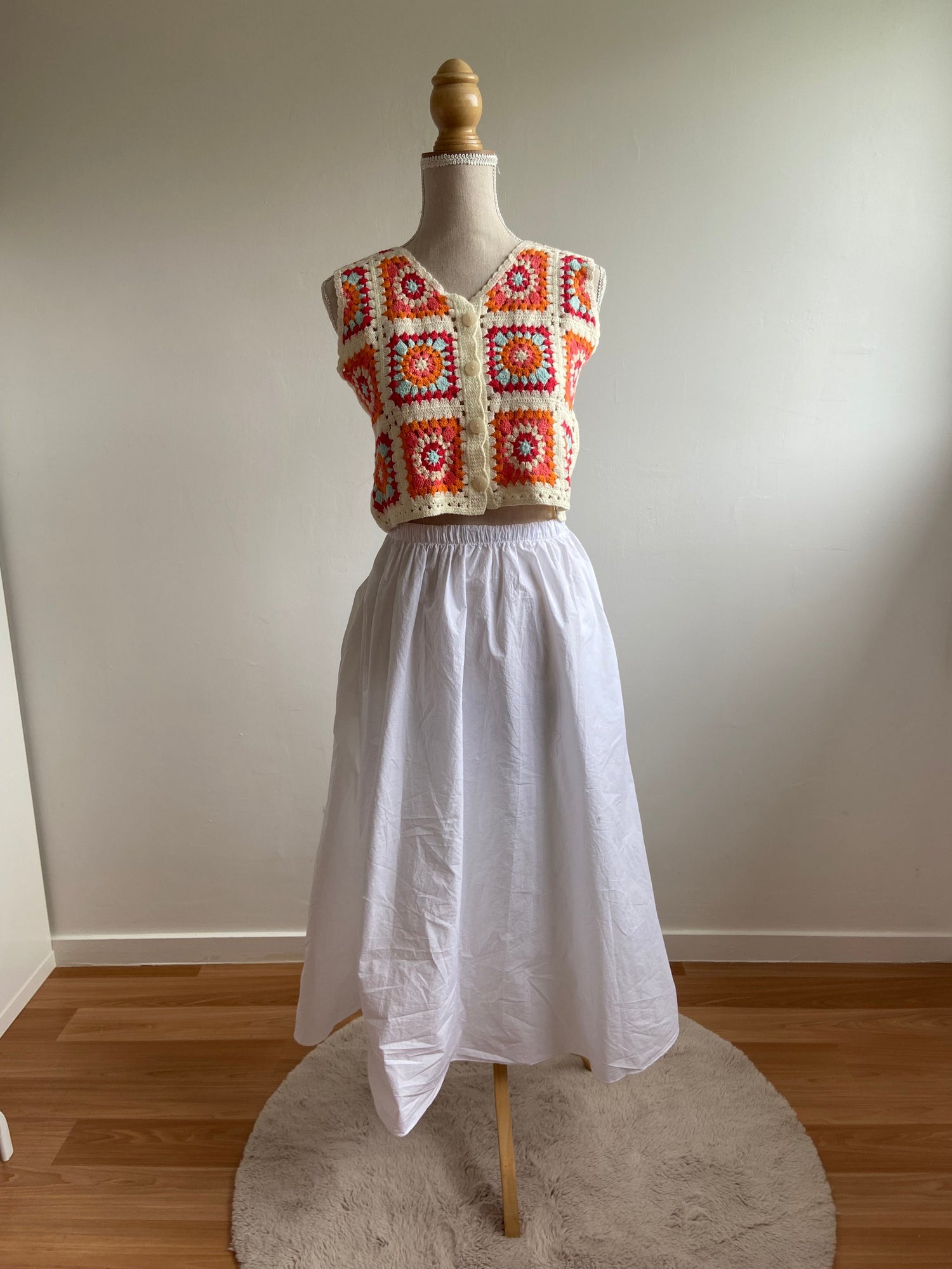 Gilet crochet sans manches, combiné à une jupe ample, pour une allure légère et moderne. DISPONIBLE SUR NOTRE SITE EN LIGNE !!