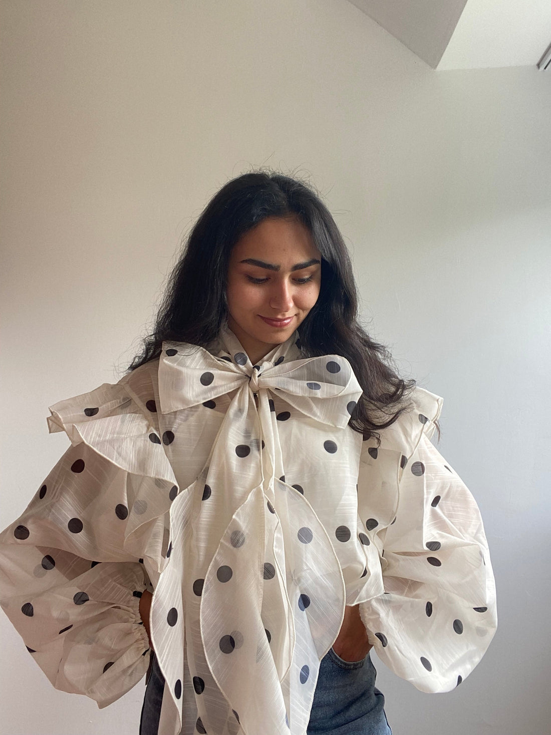 La blouse à pois, élégance légère au quotidien. DISPONIBLE SUR NOTRE SITE EN LIGNE !!