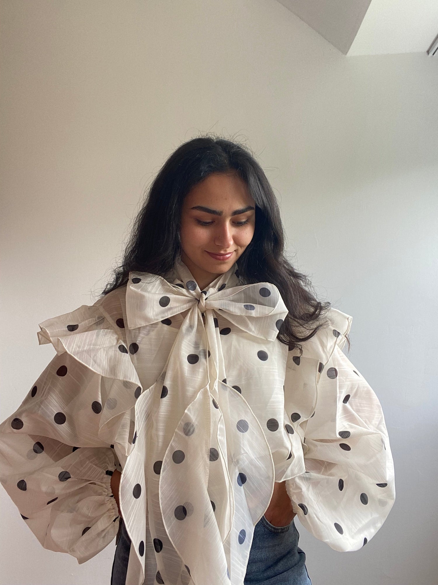 La blouse à pois, élégance légère au quotidien. DISPONIBLE SUR NOTRE SITE EN LIGNE !!