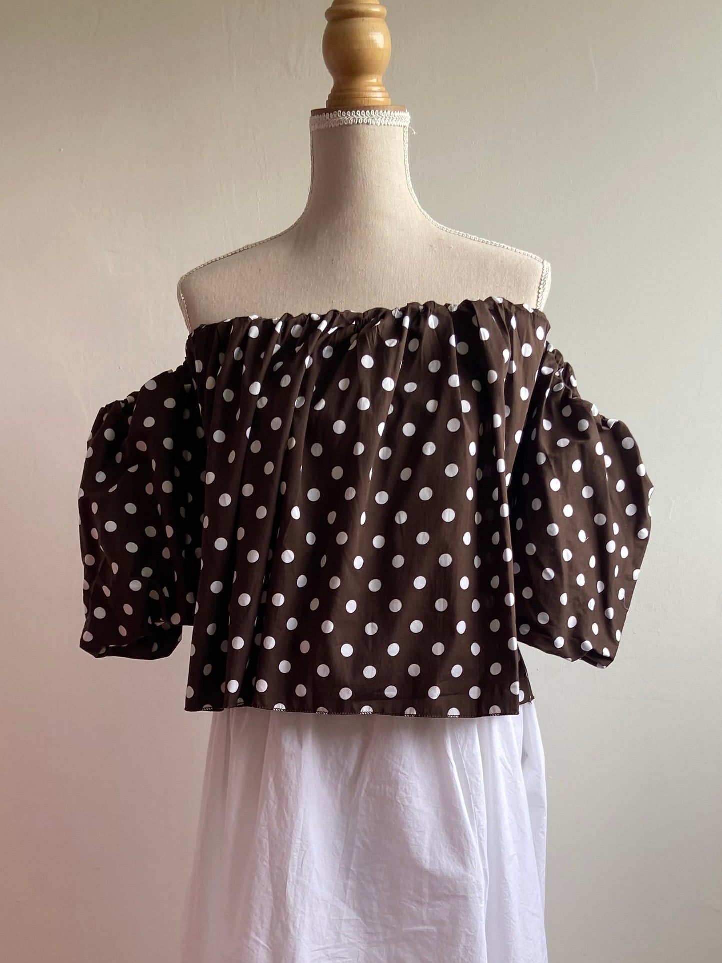 MARRON - BLOUSE ÉPAULE DÉNUDÉ A POIS